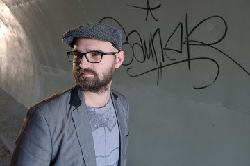 Srab je v&aacute;žn&yacute; rom&aacute;n pln&yacute; bizarn&iacute;ch postav. Snad v něm někdo objev&iacute; i humor, ř&iacute;k&aacute; Přemysl Krejč&iacute;k