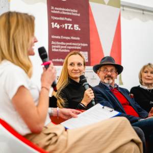 <p>Křest Vony Petry Klabouchové moderovala Kateřina Surmanová, ukázky přečetli Eliška Balzerová a Otakar Brousek.</p>