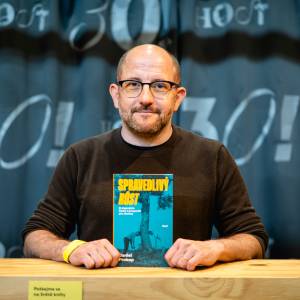 <p>Spravedlivý růst Daniela Prokopa dorazil o dva týdny dříve, než jsme plánovali. A tak jsme ho přivezli na Svět knihy, přičemž autor nemeškal a dorazil rovněž!</p>