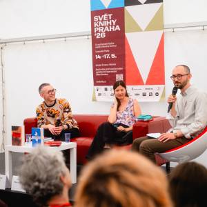 <p>Dora Kaprálová (Mariborská hypnóza, vyd. Větrné mlýny) a Vratislav Maňák (S Wittgensteinem v gay sauně) se potkali v debatě Středoevropané. Moderoval Jakub Pavlovský (vpravo).</p>