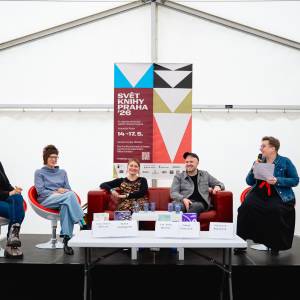 <p>Besedu s (zleva) Annou Beatou Háblovou, Petrou Soukupovou, Ivou Hadj Moussa a Jakubem Stanjurou moderovala Viktorie Hanišová.</p>