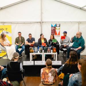 <p>Kdo si dal v neděli k obědu naši fantastiku, určitě nelitoval. Zleva Kristina M. Waagnerová, Petr Kubát, Jan Hamouz, Jarmila Kašparová, Marie Domská, Jan Kucin. Moderoval Míla Linc. Byly otázky na tělo, bylo bingo, byly bubliny.</p>