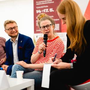 <p>Lisa Ridzénová (uprostřed) v debatě s Martinem Severýnem, tlumočila Linda Kaprová.</p>