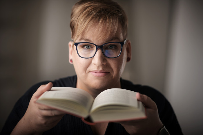 Viktorie Hani&scaron;ov&aacute; zůst&aacute;v&aacute; v novince Neděle odpoledne věrn&aacute; těžk&yacute;m t&eacute;matům